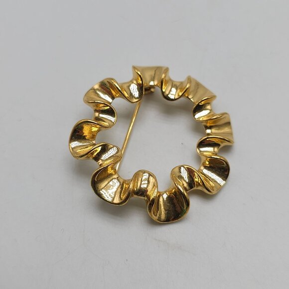 Vintage 1970s Gold Tone Ruffled Circle Brooch Pin Jewelry Accessory - Picture 2 of 4